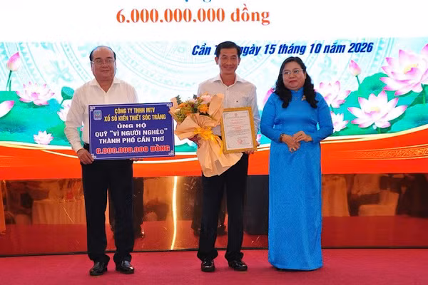 Đại diện Ban vận động quỹ "Vì người nghèo" thành phố Cần Thơ tiếp nhận đóng góp của doanh nghiệp. (Ảnh: HOÀNG GIANG)