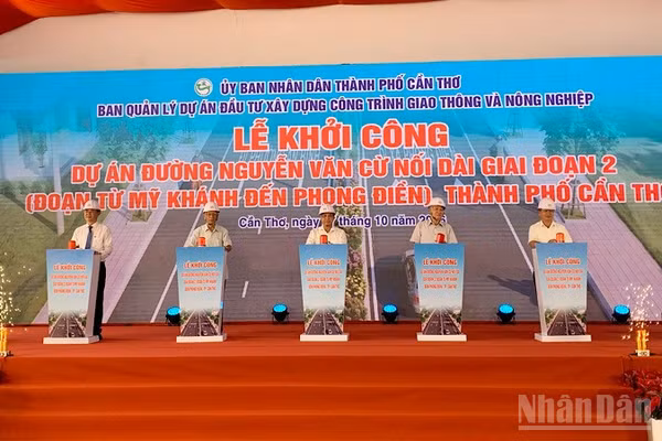 Các đại biểu thực hiện nghi lễ khởi công dự án. (Ảnh: THANH TÂM)