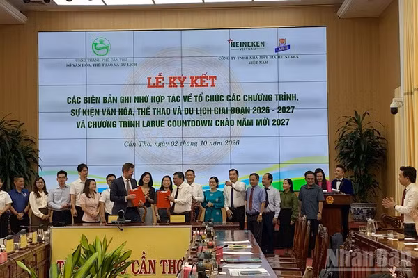 Hai bên trao văn bản ký kết hợp tác. (Ảnh: THANH TÂM)
