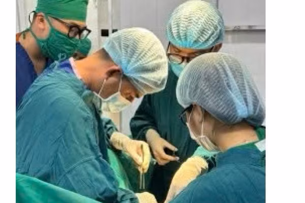 Các bác sĩ phẫu thuật cho bệnh nhân. (Ảnh: Bệnh viện cung cấp)