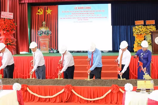 Các đại biểu thực hiện nghi thức khởi công dự án. (Ảnh: THANH TÂM)
