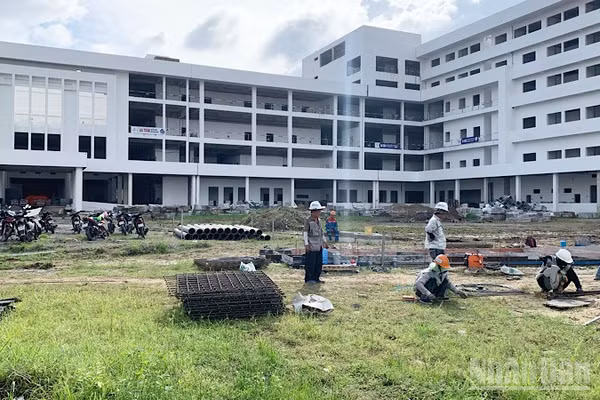 Nhà thầu đẩy nhanh tiến độ thi công Bệnh viện Ung bướu Cần Thơ. (Ảnh: THANH TÂM)