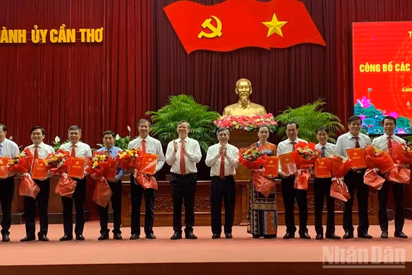 Lãnh đạo Thành ủy Cần Thơ trao quyết định điều động, bổ nhiệm cán bộ chủ chốt. (Ảnh: THANH TÂM)