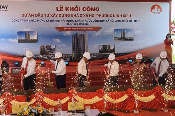 Lãnh đạo Cần Thơ thực hiện nghi lễ khởi công dự án nhà ở xã hội. (Ảnh: V.K)