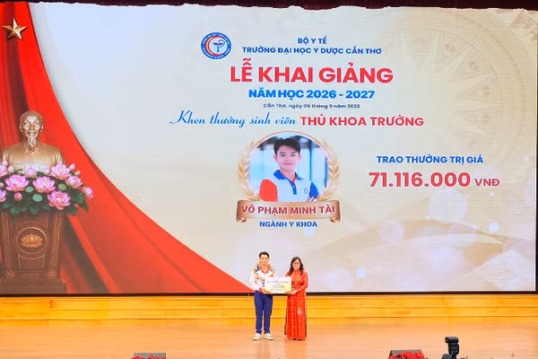 Hiệu trưởng Trường đại học Y dược Cần Thơ Nguyễn Minh Phương trao học bổng cho thủ khoa trường. (Ảnh: THÙY TRANG)