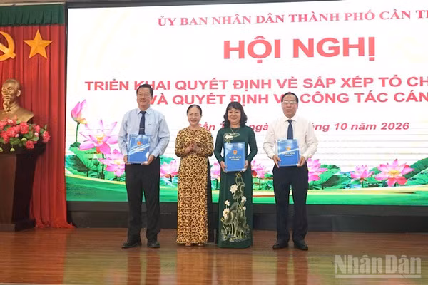Lãnh đạo Cần Thơ trao quyết định nhân sự các trường cao đẳng sau sáp nhập. (Ảnh: THANH TÂM)