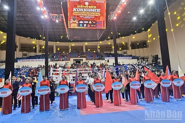 Các đội tham gia tại lễ khai mạc. (Ảnh: THANH TÂM)