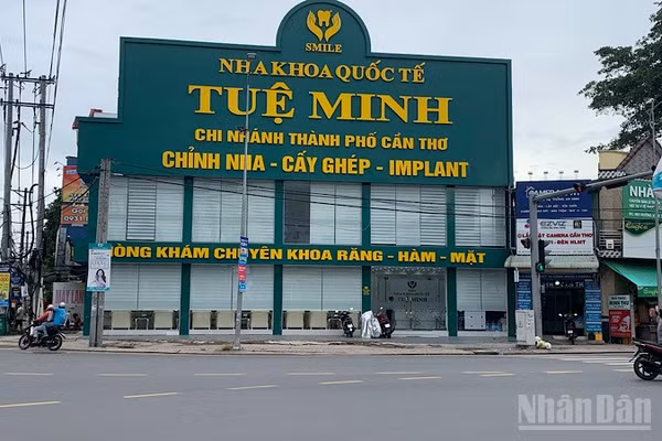 Cơ sở Nha khoa quốc tế Tuệ Minh ở góc đường 3/2-Trần Hoàng Na, phường Tân An, Cần Thơ dừng hoạt động. (Ảnh: THANH TÂM)