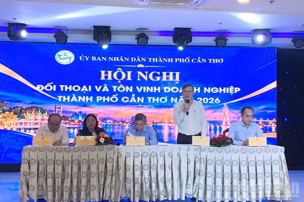 Lãnh đạo Cần Thơ đối thoại với doanh nghiệp. (Ảnh: THANH TÂM)