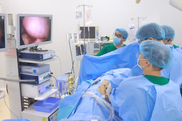 Ê-kíp bác sĩ phẫu thuật cho bệnh nhân. (Ảnh: Bệnh viện cung cấp)
