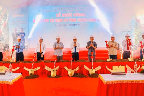 Các đại biểu thực hiện nghi thức khởi công dự án. (Ảnh: HOÀNG SƠN)