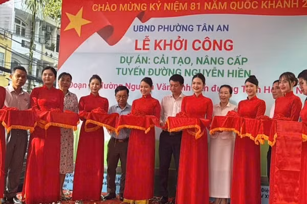 Lãnh đạo phường Tân An, thành phố Cần Thơ cắt băng khởi công nâng cấp đường Nguyễn Hiền. (Ảnh: GIA BẢO)