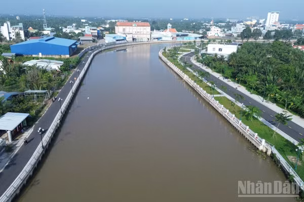 Một đoạn kênh Bảo Định thuộc tỉnh Đồng Tháp. (Ảnh: NGUYỄN SỰ)