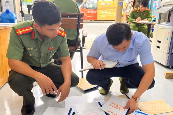 Cơ quan chức năng kiểm tra cơ sở photocopy và phát hiện in nhiều sách giáo khoa trái phép. (Ảnh: Công an cung cấp)