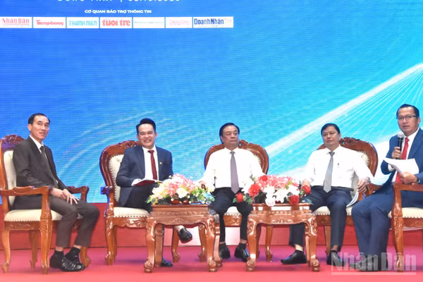 Diễn giả khách mời trao đổi với các doanh nghiệp nhỏ và vừa trên địa bàn tỉnh Đồng Tháp. (Ảnh: NGUYỄN SỰ)