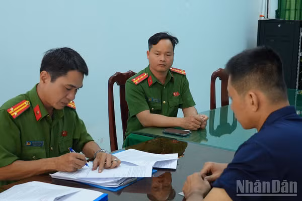 Lực lượng chức năng xử lý Nguyễn T. T về hành vi “gọi đến số điện thoại khẩn cấp 113 để quấy rối”. (Ảnh: TRỌNG TÍN)
