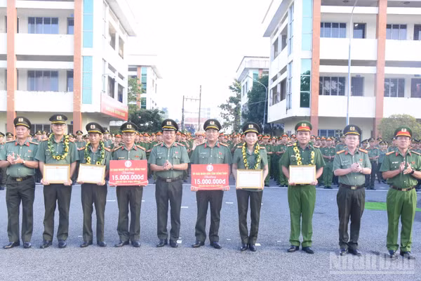 Công an tỉnh Đồng Tháp khen thưởng cho các tập thể và cá nhân có thành tích xuất sắc. (Ảnh: LÊ HOÀI)