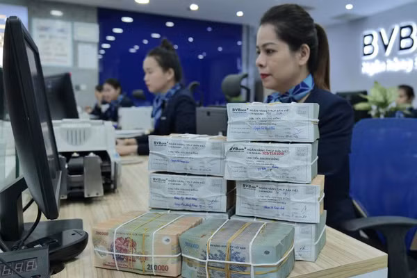 Mới đây, nhiều ngân hàng đã nhanh chóng công bố các gói tín dụng ưu đãi, giảm lãi suất cho vay tới 2%, đồng thời chấp nhận giảm thu nhập để hỗ trợ doanh nghiệp. Ảnh: Hằng Đoàn