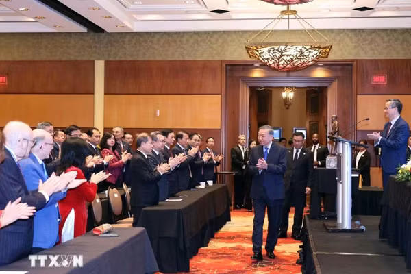 Tổng Bí thư, Chủ tịch nước Tô Lâm gặp cán bộ, nhân viên Đại sứ quán và đại diện cộng đồng người Việt Nam tại Canada. Ảnh: Thống Nhất