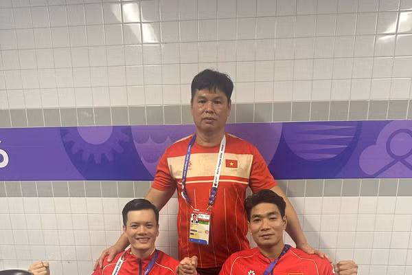 Lê Tiến Đạt và Đỗ Thanh Hải (phải) giành huy chương bơi hạng SB5 tại Asian Para Games 5. 