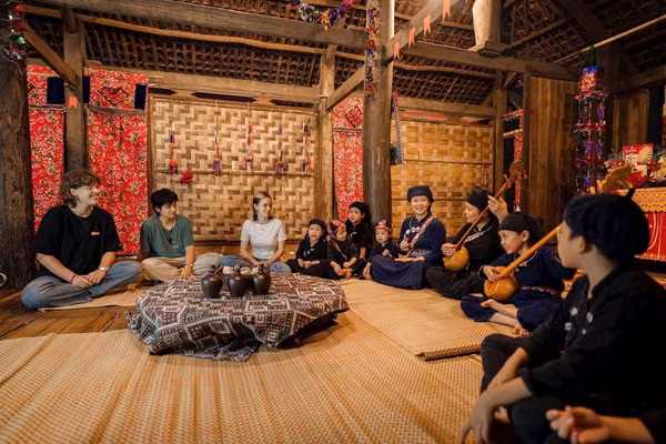 Du khách quốc tế đến với Khu bảo tồn Làng nhà sàn dân tộc sinh thái Thái Hải, tỉnh Thái Nguyên. Ảnh: Lâm Phong