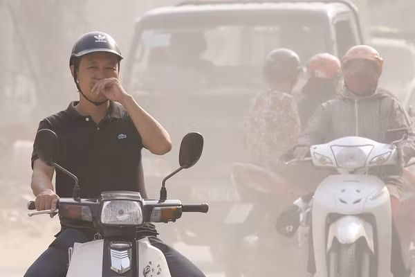 Thực tế tại Hà Nội, ô nhiễm không khí chủ yếu do bụi mịn PM2.5. Nguồn ảnh: QĐDN