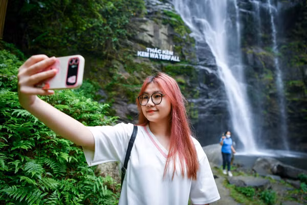 Du khách thích thú check-in cùng vẻ đẹp thiên nhiên thơ mơ tại thác Kèm (thác Khe Kèm), tỉnh Nghệ An. Ảnh; Thành Đạt