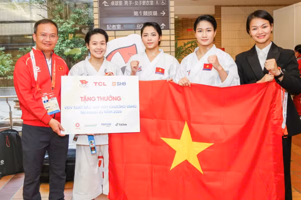 Thực hiện chỉ đạo của Bộ trưởng Lâm Thị Phương Thanh, Phó Cục trưởng Thể dục thể thao Việt Nam, Trưởng Đoàn Thể thao Việt Nam tại ASIAD 20 Nguyễn Hồng Minh đã trao thưởng nóng 200 triệu đồng cho đội tuyển karate nữ nội dung kata. (Ảnh: BÙI LƯỢNG)