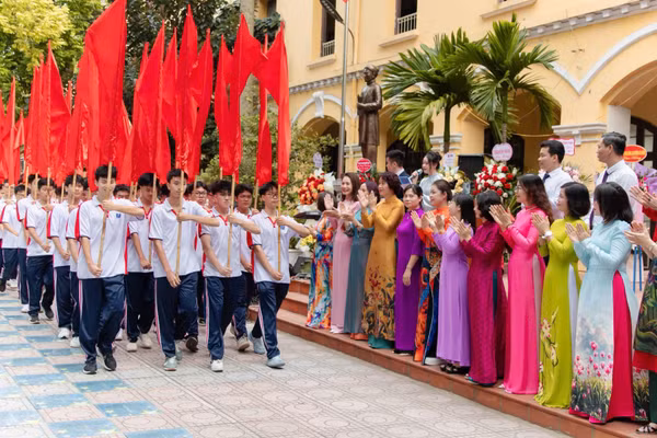 Thầy cô giáo Trường trung học phổ thông Phan Đình Phùng chào đón các em tân học sinh lớp 10 tại Lễ khai giảng năm học mới 2026-2027. (Ảnh: ANH HOÀNG)