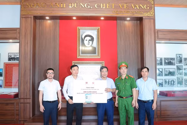Ông Nguyễn Xuân Thanh, Phó Giám đốc Công ty cổ phần Văn hóa đọc và học Việt Nam trao tặng 500 cuốn sách Người chiến sĩ “Sống anh dũng, chết vẻ vang” tới đại diện lãnh đạo xã Xuân Trúc, tỉnh Hưng Yên. (Ảnh: Thành Trung)