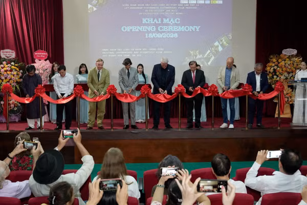 Các đại biểu thực hiện nghi thức cắt băng khai mạc. (Ảnh: Ban Tổ chức)