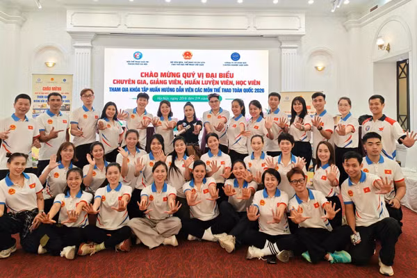 Các học viên tham gia Chương trình tập huấn Hướng dẫn viên thể thao quốc gia năm 2026 tại đầu cầu Hà Nội. (Ảnh: Ban Tổ chức)