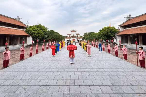 Nghi lễ dâng hương trang trọng mở đầu hành trình trải nghiệm. (Ảnh: HOÀI THU)