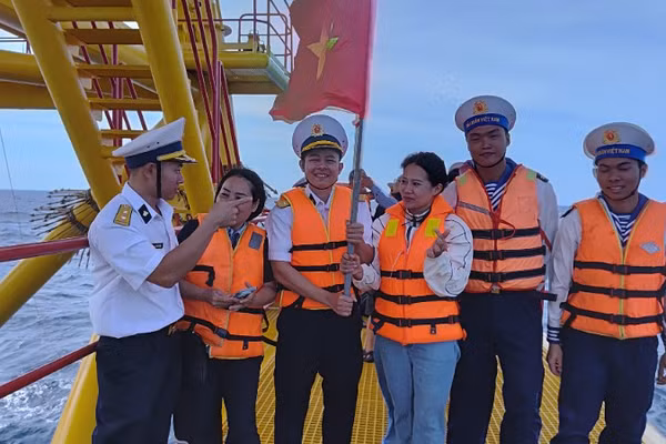 Chiến sĩ Nhà giàn DK1/11 đón đại biểu lên thăm và làm việc.