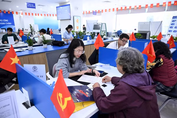 Người dân đặt nhiều niềm tin và kỳ vọng vào một nền hành chính hiện đại, thông suốt, minh bạch và trách nhiệm hơn khi bộ máy chính quyền địa phương 2 cấp vận hành thật sự trơn tru. Ảnh: Thành Đạt