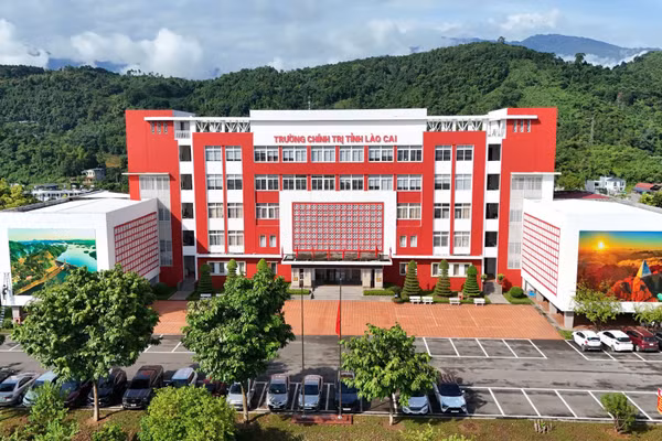 Trường chính trị tỉnh Lào Cai được xây dựng khang trang, hiện đại. (Ảnh: Thành Tâm)