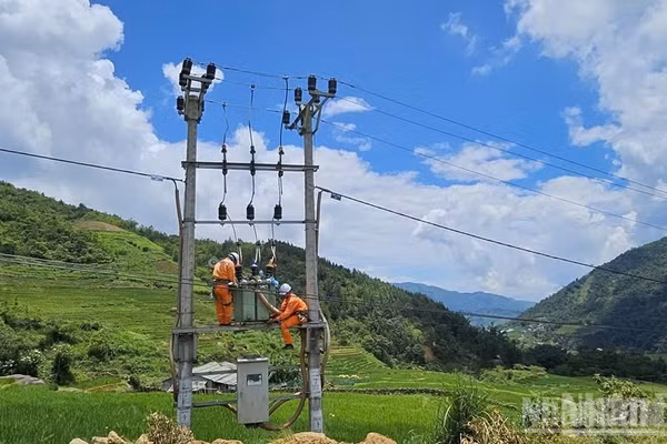 Thi công san tải và luân chuyển trạm biến áp, tối ưu hóa năng lực vận hành của lưới điện trước cao điểm lễ.