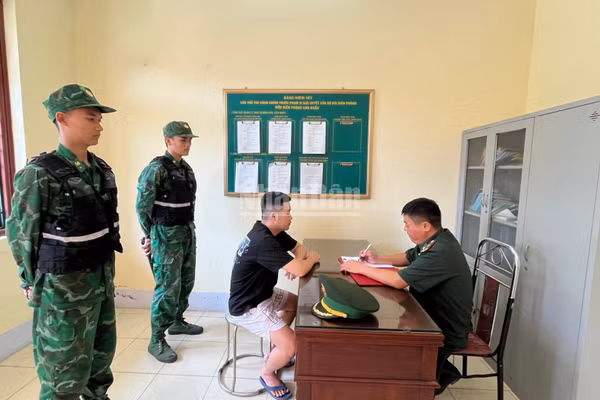 Bộ đội Biên phòng cửa khẩu quốc tế Lào Cai lấy lời khai đối tượng.