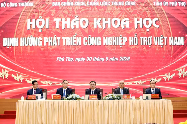 Các đồng chí lãnh đạo chủ trì hội thảo. (Ảnh: Ngọc Long)