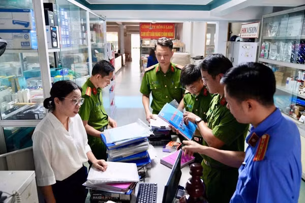 Cơ quan điều tra khám xét nơi ở và nơi làm việc của Nguyễn Thị Thanh Huyền, Giám đốc Công ty Trách nhiệm hữu hạn Thương mại và Dịch vụ Sông Lam.