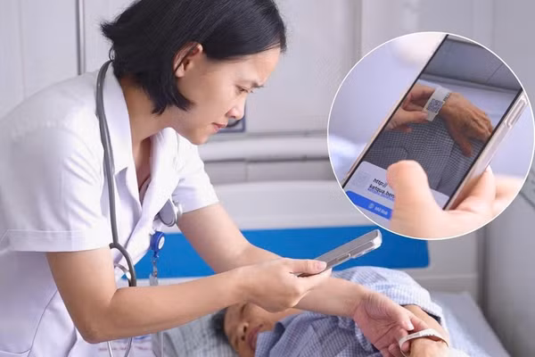 Bác sĩ Bệnh viện đa khoa tỉnh Phú Thọ tra cứu thông tin bệnh án của người bệnh thông qua quét mã QR trên vòng đeo tay. (Ảnh: NGỌC LONG) 