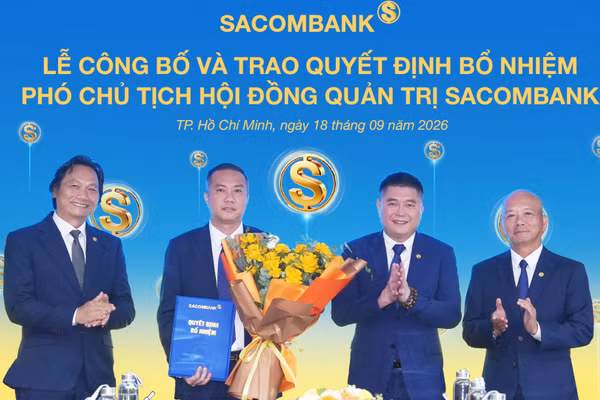 Hội đồng quản trị SACOMBANK chúc mừng ông Nguyễn Xuân Vũ (thứ 2 từ trái qua) nhận chức vụ Phó Chủ tịch Hội đồng quản trị. (Ảnh: THÚY HẰNG)