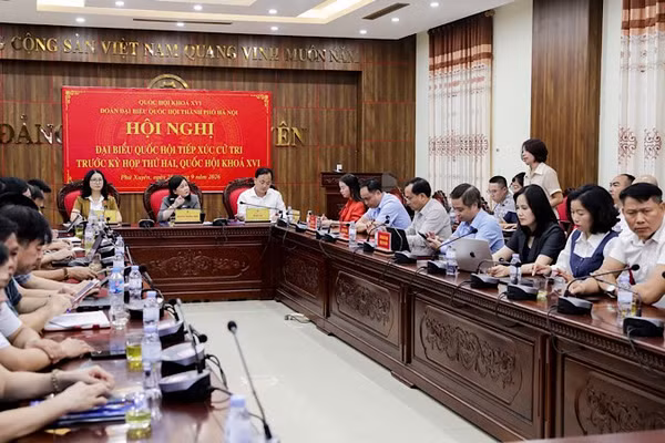 Toàn cảnh Hội nghị tiếp xúc cử tri trước Kỳ họp thứ hai, Quốc hội khóa XVI tại xã Phú Xuyên, thành phố Hà Nội. (Ảnh: KHÁNH ANH)