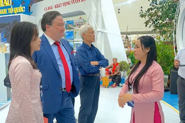 Ngài Marc E. Knapper, Đại sứ Hoa Kỳ tại Việt Nam (đeo cà vạt đỏ) ghé không gian trưng bày của tỉnh Cà Mau tại triển lãm.
