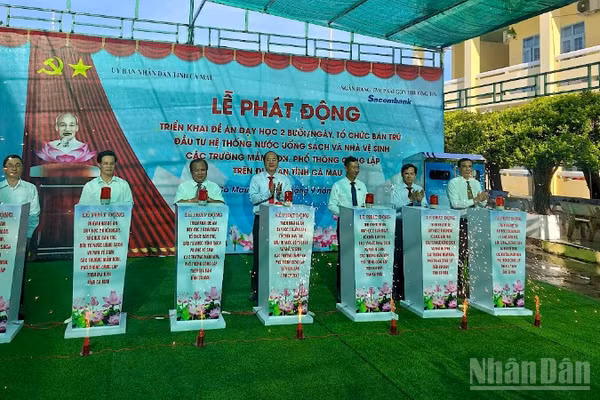Lãnh đạo tỉnh Cà Mau thực hiện nghi thức phát động triển khai đề án về dạy học 2 buổi/ngày, tổ chức bán trú, đầu tư hệ thống nước uống sạch và nhà vệ sinh trong trường học.