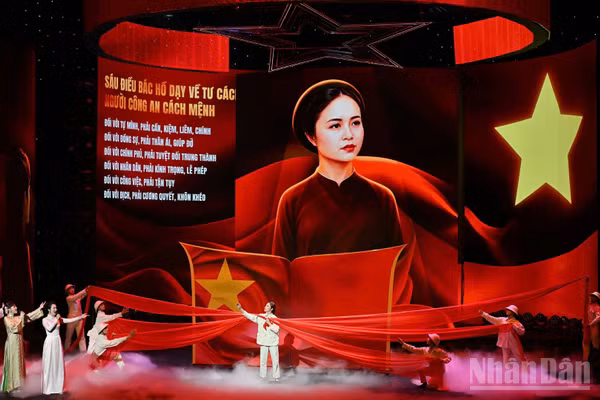 Liên khúc huyền thoại nữ anh hùng Công an nhân dân, Người chiến sĩ ấy và Dáng đứng Việt Nam do Võ Hạ Trâm, Nguyễn Ngọc Anh, Trần Ngọc Ánh thể hiện. (Ảnh: THỦY NGUYÊN)