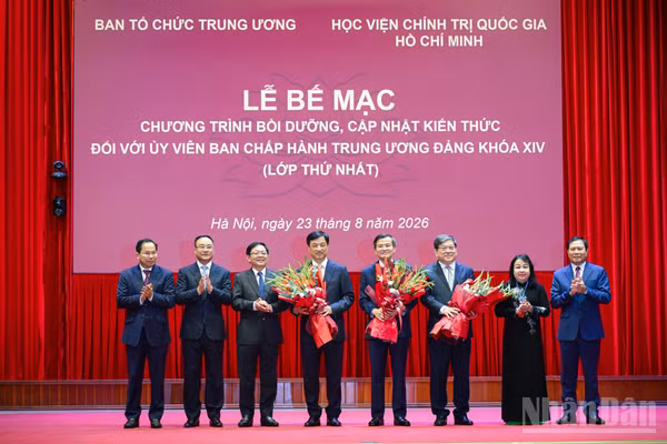 Ban cán sự lớp học tặng hoa và chụp ảnh lưu niệm với Ban chỉ đạo Chương trình bồi dưỡng, cập nhật kiến thức đối với Ủy viên Ban Chấp hành Trung ương Đảng khóa XIV (Lớp thứ nhất). (Ảnh: BẢO LONG)