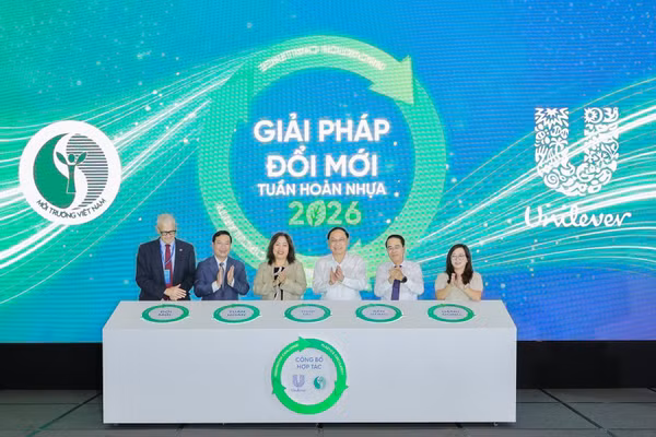 Thứ trưởng Nông nghiệp và Môi trường Lê Công Thành và các đại biểu thực hiện nghi thức phát động cuộc thi "Giải pháp Đổi mới tuần hoàn nhựa 2026".