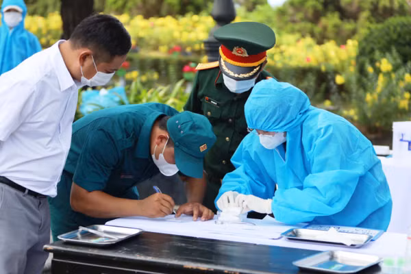 Tiến hành lấy mẫu hài cốt liệt sĩ phục vụ giám định ADN tại Nghĩa trang Liệt sĩ thành phố Huế, tháng 6/2026. (Ảnh CÔNG HẬU)