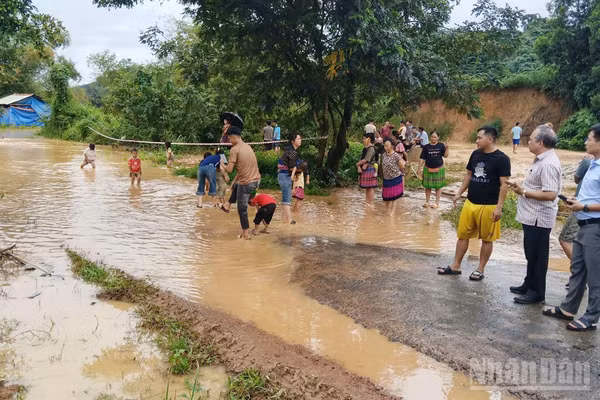 Lãnh đạo Ủy ban nhân dân xã Tà Đùng (Lâm Đồng) kiểm tra thực tế tại các khu vực ngập lụt. (Ảnh: CTV)